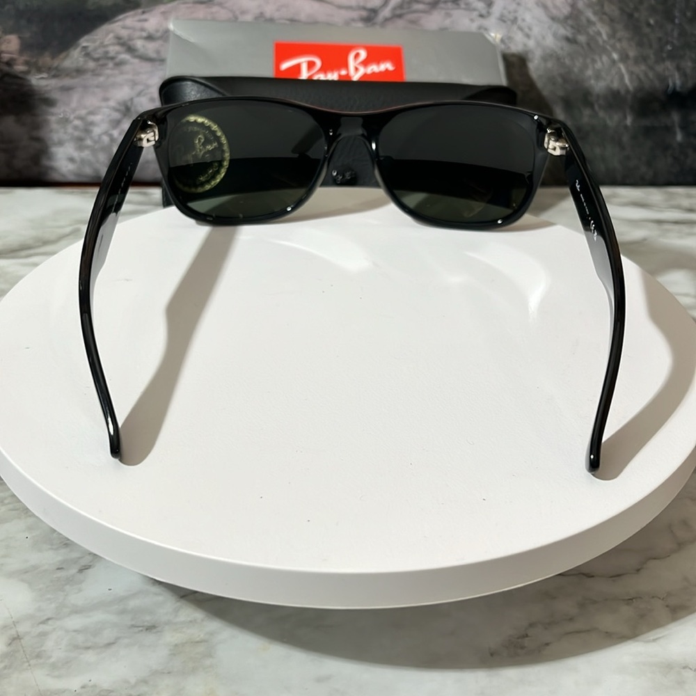 RAY-BAN SUNGLASSES. NEW WITH CASE AND BOX. MADE IN ITALY - Picture 9 of 16